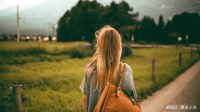 女性在艰难现实中坚定前行，勇敢选择自己的道路