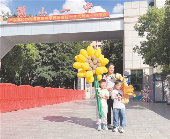 高考考生家长拥抱_kaixin01_高考考生收到花束庆祝