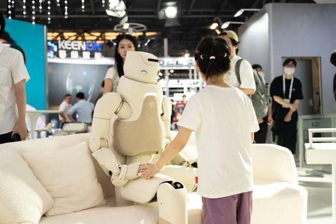  陪伴型机器人发展趋势 _小孩可以对话的智能机器人_