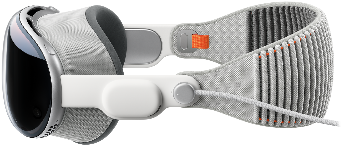 Apple Vision Pro 的侧视图,显示电池已连接。
