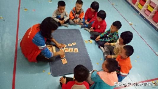 屈老师小班民间游戏教案《好玩的拼板》