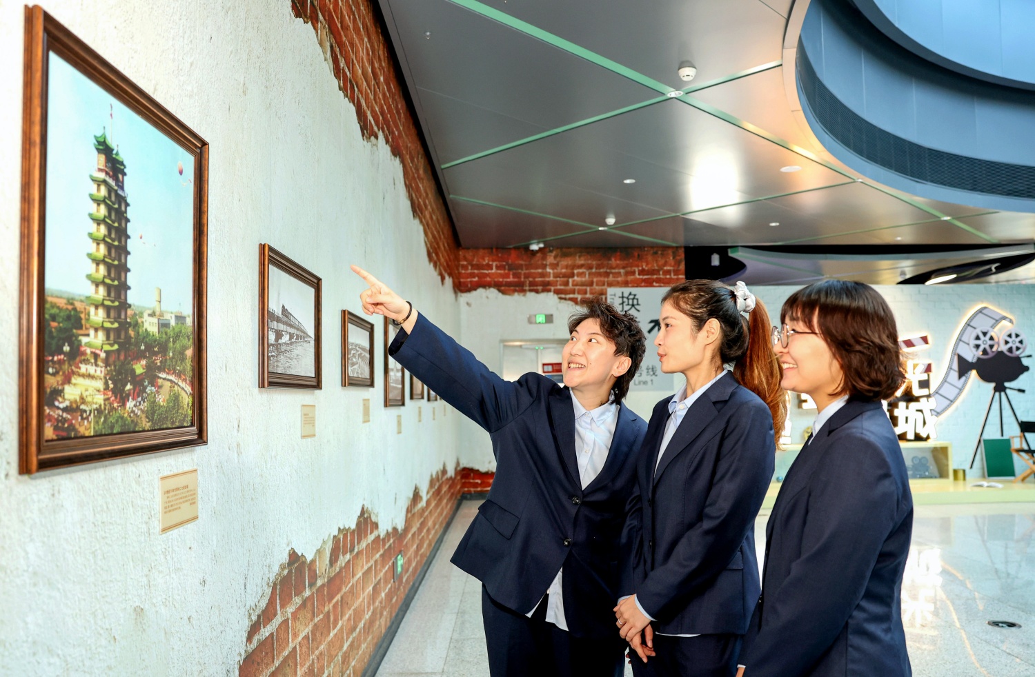 绿城记忆豫见未来_郑州地铁数字艺术影像展_郑州晚报地铁报 生活 应用 app
