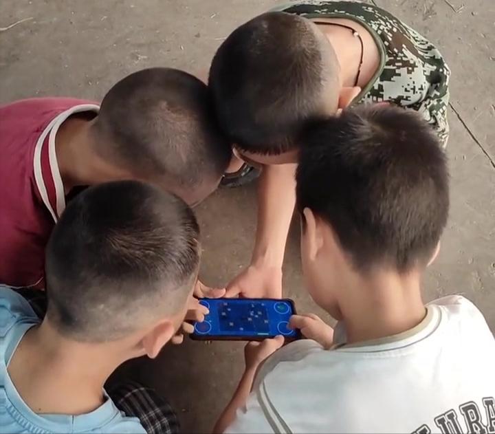 手机在游戏沉迷中的作用_好玩却没人玩的网络游戏_游戏对年轻一代的影响