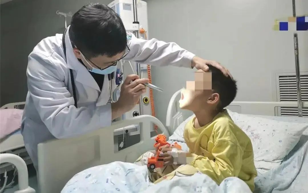 杭州市儿童医院感染科(肝病)副主任祁正红在查房(医院供图)